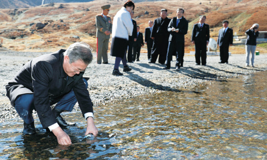 천지물 담는 文대통령 문재인 대통령이 20일 오전 김정은 국무위원장 내외와 백두산 천지를 산책하던 중 천지 물을 물병에 담고 있다.